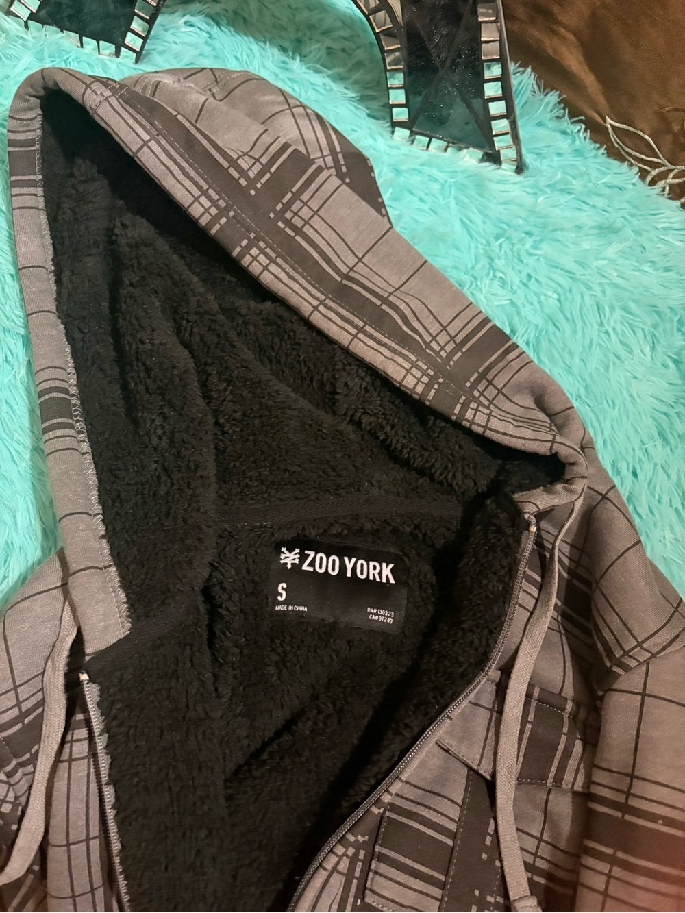 Zoo York Gray Plaid Lightweight Zip Hoodie with Black Sherpa lined with Hood - Picture 5 of 5